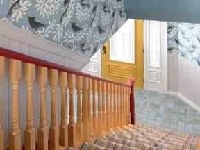 Le motif et la couleur sont accrocheurs dans la cage d'escalier.  Le papier peint est de MissPrint ;  les feuilles d'érable en métal sont de Dog Bite Steel.