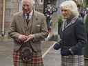 La reine consort et le roi Charles III assistent à une réception pour remercier la communauté de l'Aberdeenshire à Station Square, Victoria & Albert Halls, Ballater, Royaume-Uni, le mardi 11 octobre 2022.