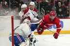 Le centre des Red Wings de Détroit Michael Rasmussen (27 ans) est trébuché par le défenseur des Canadiens David Savard (58 ans) devant le filet alors que le gardien de but Jake Allen défend le vendredi 14 octobre 2022 à Détroit.  