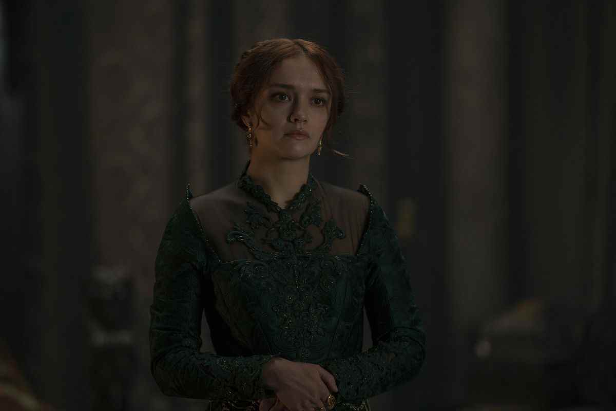 Olivia Cooke, vêtue de vert, joint ses mains dans House of the Dragon.