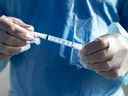 Une aiguille et une seringue utilisées pour administrer le vaccin antigrippal sont présentées à Virgil, en Ontario, le lundi 5 octobre 2020. Le gouvernement de l'Ontario indique que les résidents de la province peuvent commencer à recevoir leur vaccin annuel contre la grippe le mois prochain.