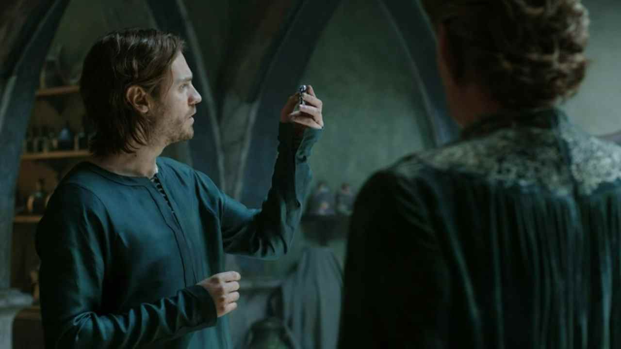 Halbrand tient le morceau de mithril à la lumière pendant que Celebrimbor regarde dans l'épisode 8 de The Rings of Power