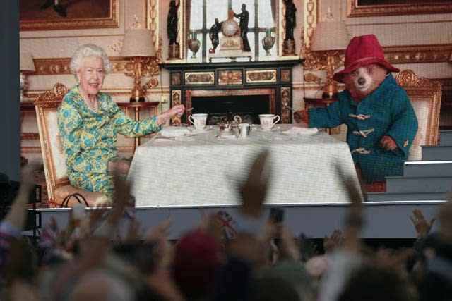 La foule regardant le film de la reine prenant le thé avec l'ours Paddington sur grand écran lors des célébrations du jubilé de platine
