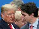 Le président américain Donald Trump, à gauche, s'entretient avec le premier ministre Justin Trudeau lors d'une session plénière de l'Organisation du Traité de l'Atlantique Nord lors d'un sommet de l'OTAN.