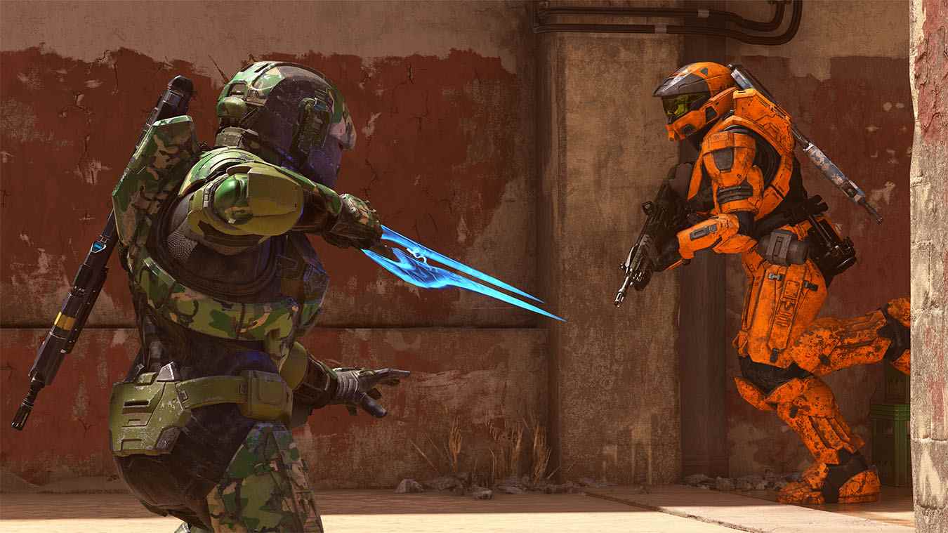 Deux Halo Infinite Spartans au combat, l'un tenant une épée énergétique