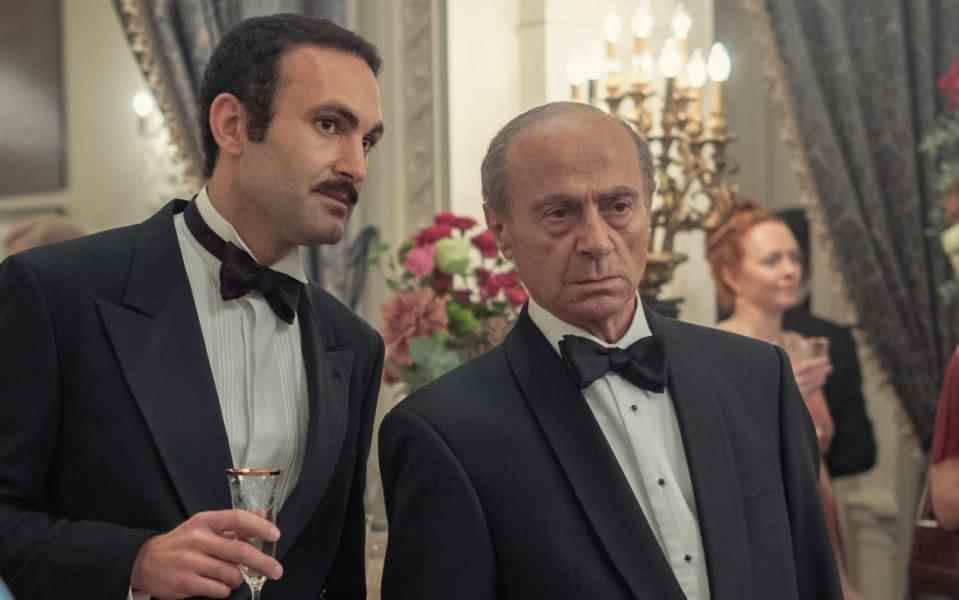 Khalid Abdalla, à gauche, dans le rôle de Dodi Fayed et Salim Dau dans le rôle de Mohammed al Fayed dans la cinquième série de la série dramatique Netflix The Crown - Keith Bernstein