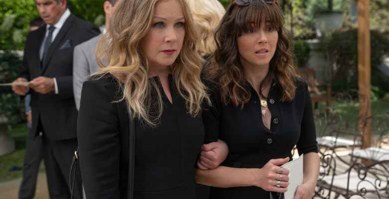 DEAD TO ME (L to R) CHRISTINA APPLEGATE as JEN HARDING and LINDA CARDELLINI as JUDY HALE in DEAD TO ME. Cr. Saeed Adyani/NETFLIX © 2022