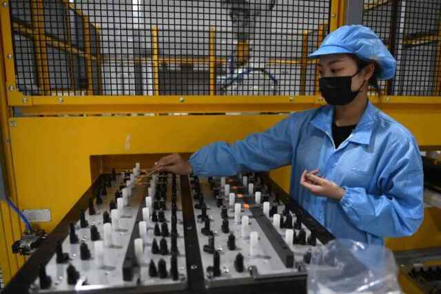 Un ouvrier assemble une batterie de voiture électrique à l'usine de VinFast à Haiphong, au Vietnam.