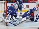 Erik Kallgren des Maple Leafs de Toronto effectue un arrêt serré contre Juraj Slafkovsky des Canadiens de Montréal lors d'un match pré-saison de la LNH au Scotiabank Arena le 28 septembre 2022 à Toronto, Ontario, Canada.  