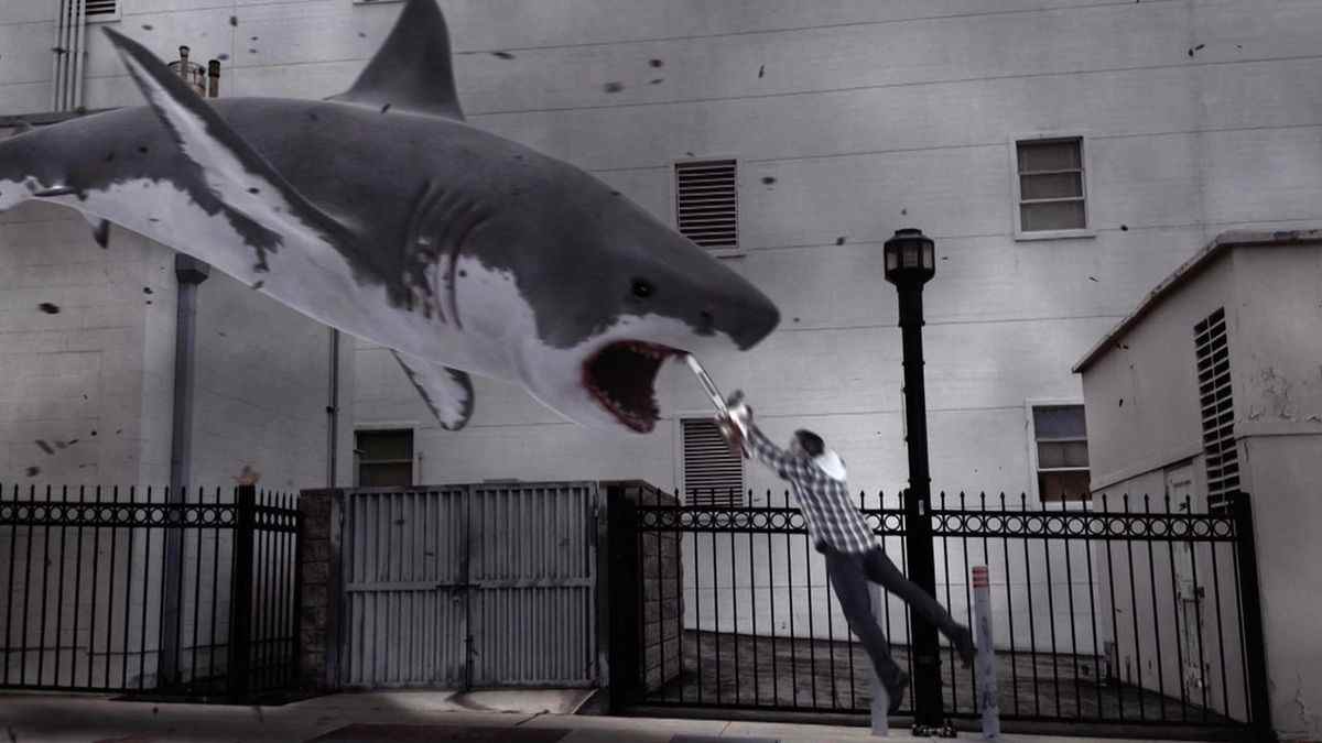 Un homme en sweat à capuche à carreaux brandissant une tronçonneuse saute dans la gueule d'un grand requin blanc descendant du ciel, les dents découvertes et la bouche ensanglantée.