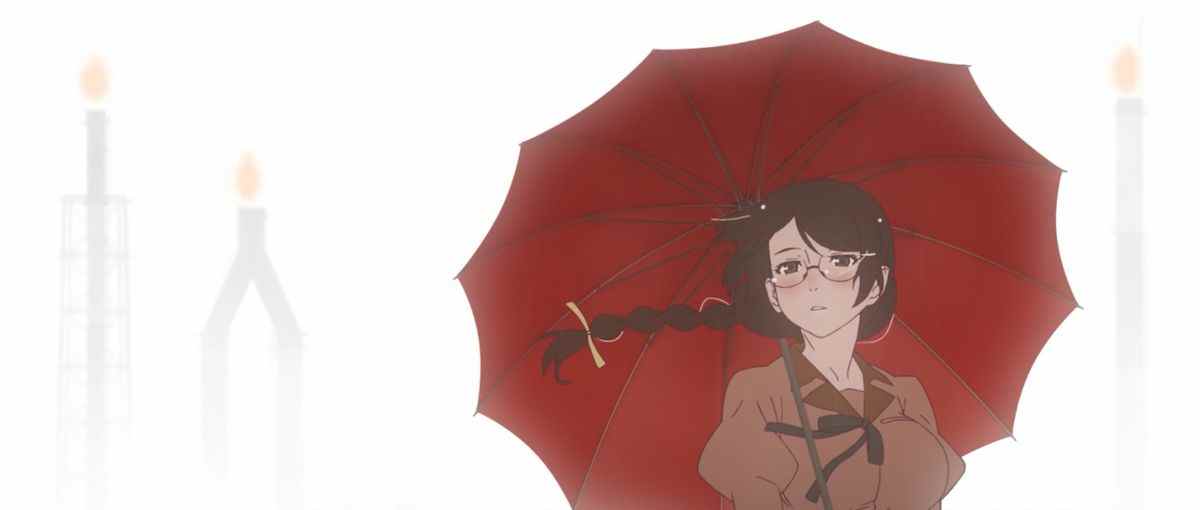 Une anime girl aux cheveux noirs attachés dans une tresse portant des lunettes et tenant un parapluie rouge avec des cheminées industrielles obscurcies par une brume de brouillard en arrière-plan.