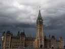 Des nuages ​​​​d'orage passent devant la Tour de la Paix et la Colline du Parlement le 18 août 2020 à Ottawa. 