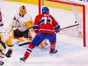 Kirby Dach des Canadiens tire la rondelle devant Casey DeSmith des Penguins de Pittsburgh pour le but gagnant pendant la prolongation au Centre Bell de Montréal le lundi 17 octobre 2022.