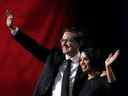 Pierre Poilievre et son épouse Anaida célèbrent après son élection comme nouveau chef du Parti conservateur du Canada à Ottawa, Ontario, Canada, le 10 septembre 2022.