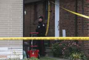 Un agent de police de Toronto protège la scène du crime sur Shenley Rd.  où un homme recherché de Scarborough, âgé de 35 ans, a tiré près de 20 balles sur des agents d'infiltration dans un Shenley Rd.  maison au nord d'Eglinton Ave. E. et Kennedy Rd.  vers 20h30 le mardi soir.  L'officier examine 11 coups de feu qui ont touché une maison voisine.  L'homme a été placé en garde à vue après un bras de fer de deux heures et demie.