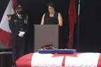 Margaret Northrup prononce un éloge funèbre pour son mari, l'officier de police de Toronto, Jeffrey Northrup, lors de ses funérailles, à Toronto, le lundi 12 juillet 2021.  