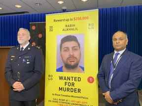 Darren Carr, de la GRC de Coquitlam, avec le chef de l'UMECO Manny Mann lors d'une conférence de presse à Surrey le 18 octobre 2022. Une récompense de 250 000 $ a été offerte pour la capture du tueur en fuite Robby Alkhalil.