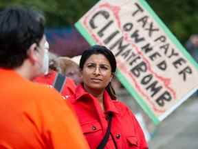 La candidate à la direction du NPD Anjali Appadurai assiste à une manifestation contre un pipeline à Burnaby, en Colombie-Britannique, le samedi 17 septembre 2022.