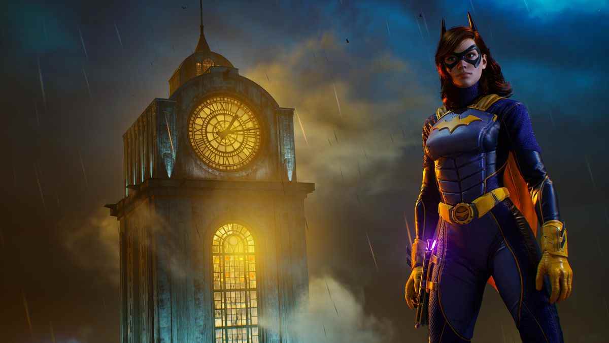Barbara Gordon, alias Batgirl, se tient face à la caméra, avec la base du beffroi en arrière-plan dans Gotham Knights