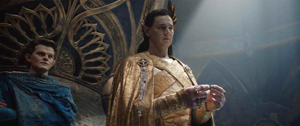 Gil-galad (Benjamin Walker) debout et tenant du mithril, avec Elrond (Robert Aramayo) regardant par-dessus son épaule