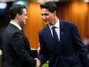Le premier ministre Justin Trudeau et le chef conservateur Pierre Poilievre se saluent alors qu'ils se réunissent à la Chambre des communes sur la Colline du Parlement à Ottawa. 