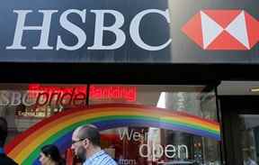 Des piétons passent devant une succursale de la banque HSBC à Toronto.