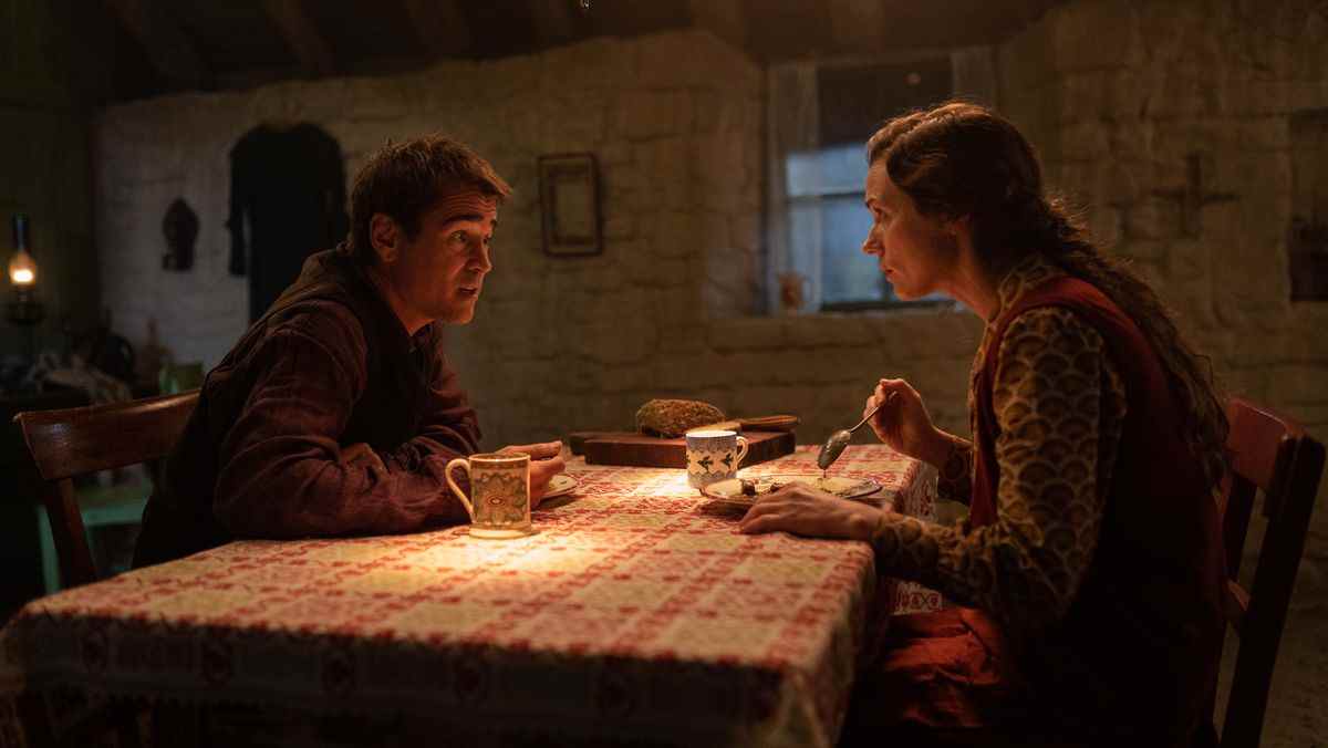 Pádraic (Colin Farrell) a un cœur à cœur passionné avec sa sœur Siobhán (Kerry Condon) à la table de la cuisine de leur petit cottage irlandais sombre dans The Banshees of Inisherin 