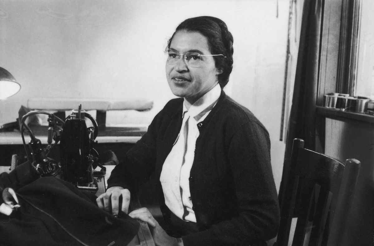 La militante américaine des droits civiques Rosa Parks pose alors qu'elle travaille comme couturière, peu après le début du boycott des bus de Montgomery