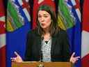 Danielle Smith a organisé sa première conférence de presse en tant que première ministre de l'Alberta après avoir été assermentée le 11 octobre 2022.