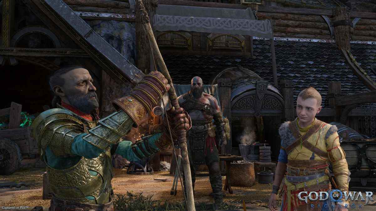 Le forgeron nain Sindri inspecte la corde d'un arc tandis que Kratos et Atreus observent une scène de God of War Ragnarok se déroulant dans la ville de Nidavellir.