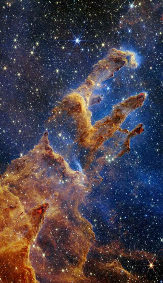 Les piliers de la création sont mis en valeur dans un kaléidoscope de couleurs dans la vue en lumière infrarouge proche du télescope spatial James Webb. 