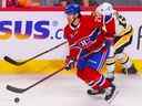 Le défenseur des Canadiens de Montréal Johnathan Kovacevic patine devant Jason Zucker des Penguins de Pittsburgh lors de la troisième période à Montréal le 17 octobre 2022.
