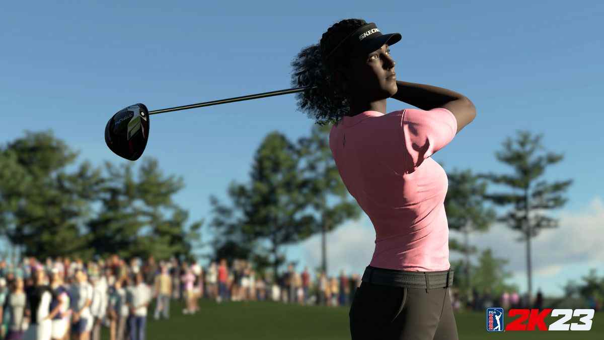 une femme noire portant un polo rose et un pantalon noir regarde son coup de départ voler dans PGA Tour 2K23