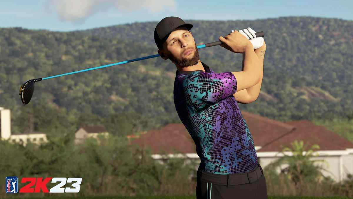 Steph Curry, vêtu d'un polo multicolore et d'une casquette de baseball noire, regarde un coup de départ voler dans PGA Tour 2K23