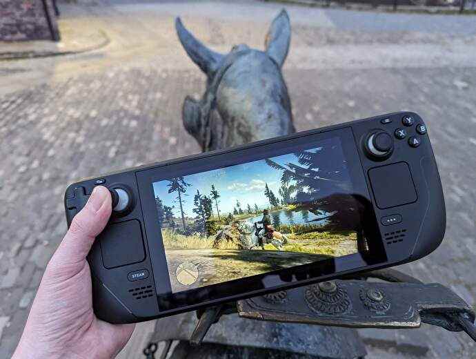 L'image la plus complète de jouer à Red Dead Redemption 2 sur un Steam Deck, à l'arrière d'une statue de cheval.  Vous aimez le voir.