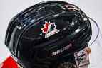 Un logo de Hockey Canada est visible sur le casque d'un joueur de l'équipe nationale junior.