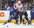Erik Gustafsson des Capitals de Washington affronte Denis Malgin des Maple Leafs de Toronto lors d'un match de la LNH au Scotiabank Arena le 13 octobre 2022 à Toronto, Ontario, Canada.  