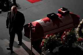 Le premier ministre de l'Ontario, Doug Ford, passe devant le cercueil de l'agent Morgan Russell du service de police de Simcoe Sud lors d'un service funéraire conjoint à Barrie, en Ontario, le jeudi 20 octobre 2022. LA PRESSE CANADIENNE/Nathan Denette