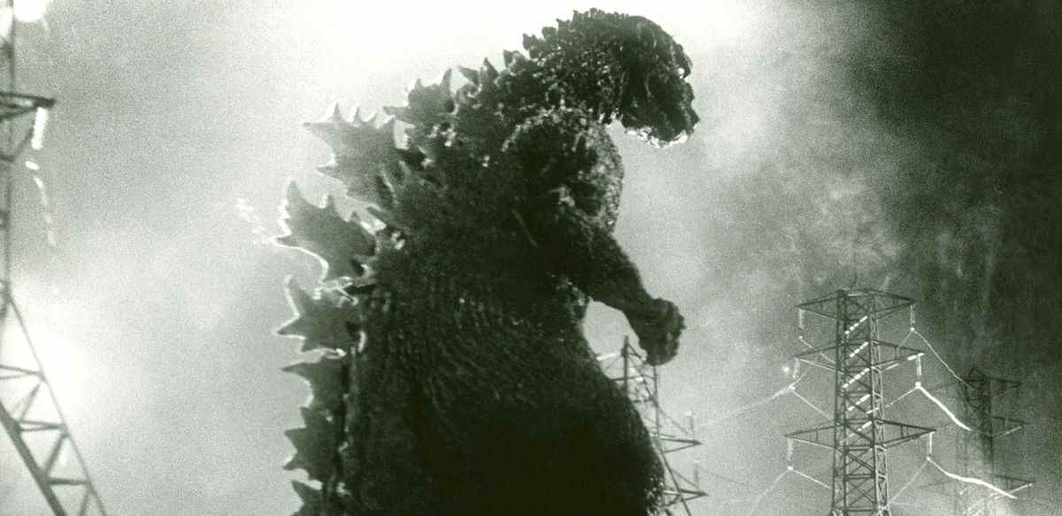 Le Godzilla de 1954, sur le point de démonter un tas de lignes électriques