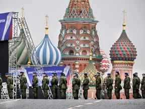 Des soldats russes se tiennent sur la Place Rouge, dans le centre de Moscou, le 29 septembre 2022, alors que la place est scellée avant une cérémonie d'incorporation des nouveaux territoires à la Russie.