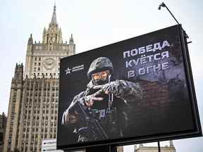 Le ministère russe des Affaires étrangères est vu derrière un panneau d'affichage publicitaire social montrant les lettres Z - un insigne tactique des troupes russes en Ukraine et lisant 