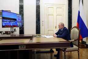 Le président russe Vladimir Poutine regarde un test de lancement du missile balistique intercontinental Sarmat au cosmodrome de Plesetsk dans la région d'Arkhangelsk, par liaison vidéo à Moscou, en Russie, le 20 avril 2022.
