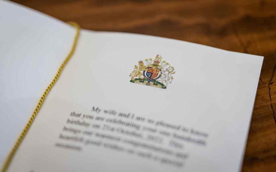 Chaque carte contient un message transmettant les vœux les plus chaleureux du roi et de la reine consort - Aaron Chown/PA