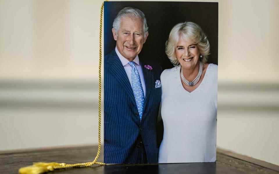 La carte comporte une photo du couple royal et un pompon doré - Aaron Chown/PA