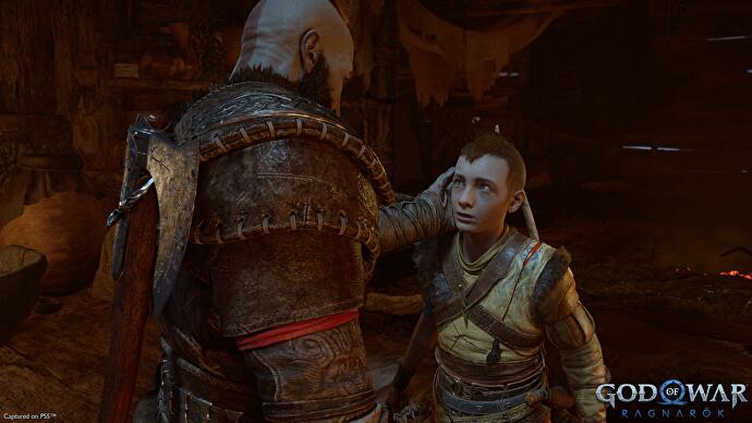Aperçu de God of War - Kratos parle à Atreus, prenant sa tête avec sa main gauche