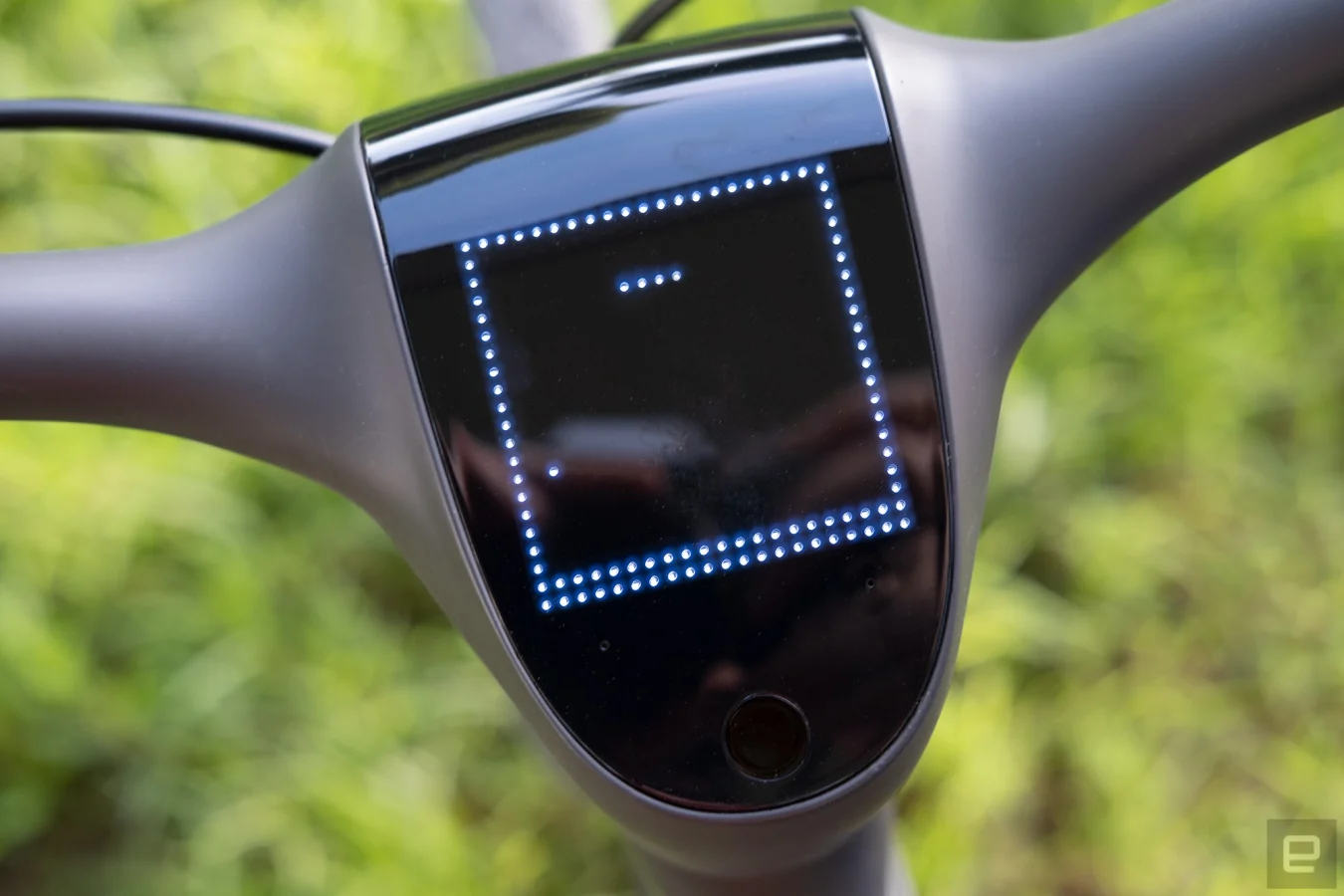 Un jeu du classique de Nokia, Snake, est affiché sur l'écran intégré du vélo électrique Urtopia.