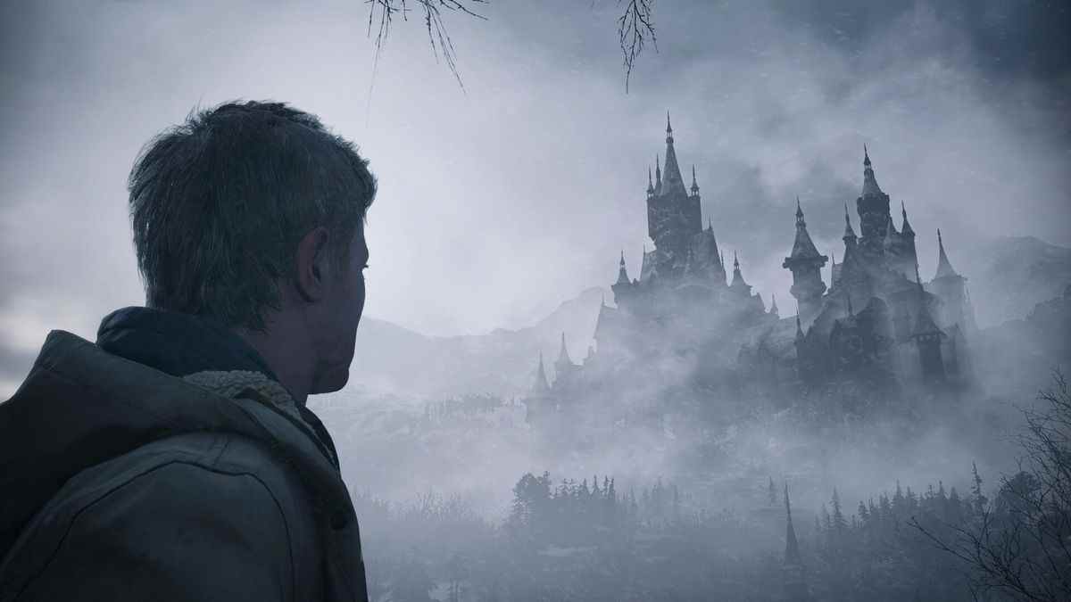 Montré dans l'extension Resident Evil Village Winters, Ethan lève les yeux vers le château Dimitrescu alors qu'il est enveloppé de brouillard