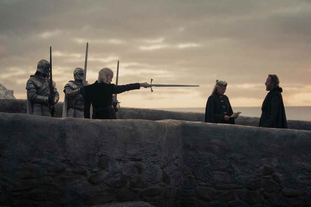 Matt Smith dans le rôle de Daemon Targaryen, affrontant Rhys Ifans dans le rôle d'Otto Hightower et Emma D'Arcy dans le rôle de Rhaenyra Targaryen dans House of the Dragon de HBO