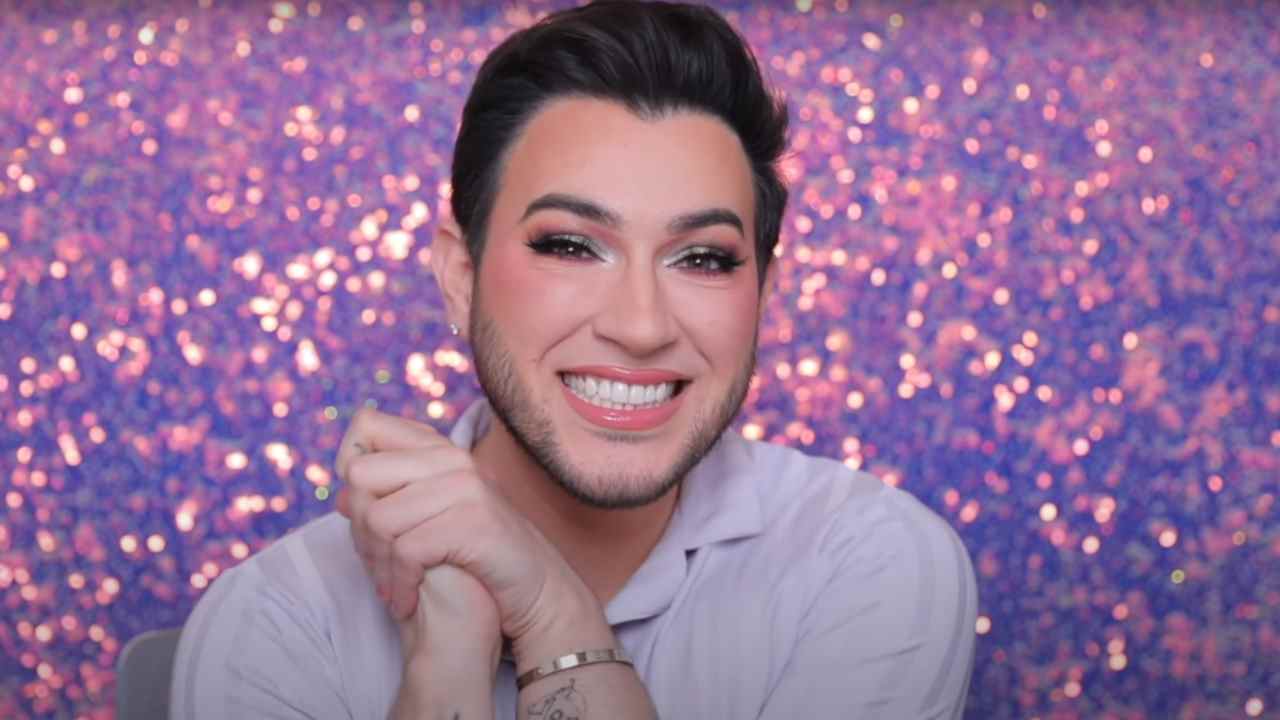 Manny MUA donne un tuto maquillage sur sa chaîne YouTube