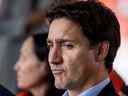 Le premier ministre Justin Trudeau est vu lors d'un événement à Hamilton, en Ontario, le 13 octobre 2022. Malgré une promesse en 2015 de faire la lumière sur les décisions et les opérations du gouvernement, c'est le manque de transparence qui est devenu la marque de fabrique du gouvernement Trudeau, écrit Michael Higgins.